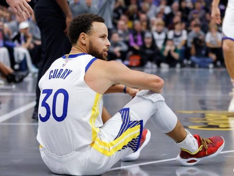 库里队内赛右脚扭伤